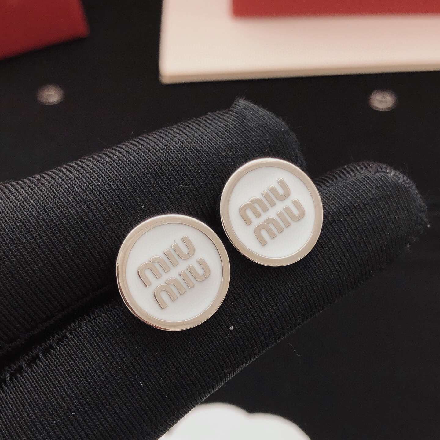 ミュウミュウ ラウンド スタッドピアス ホワイト 詳細画像 2