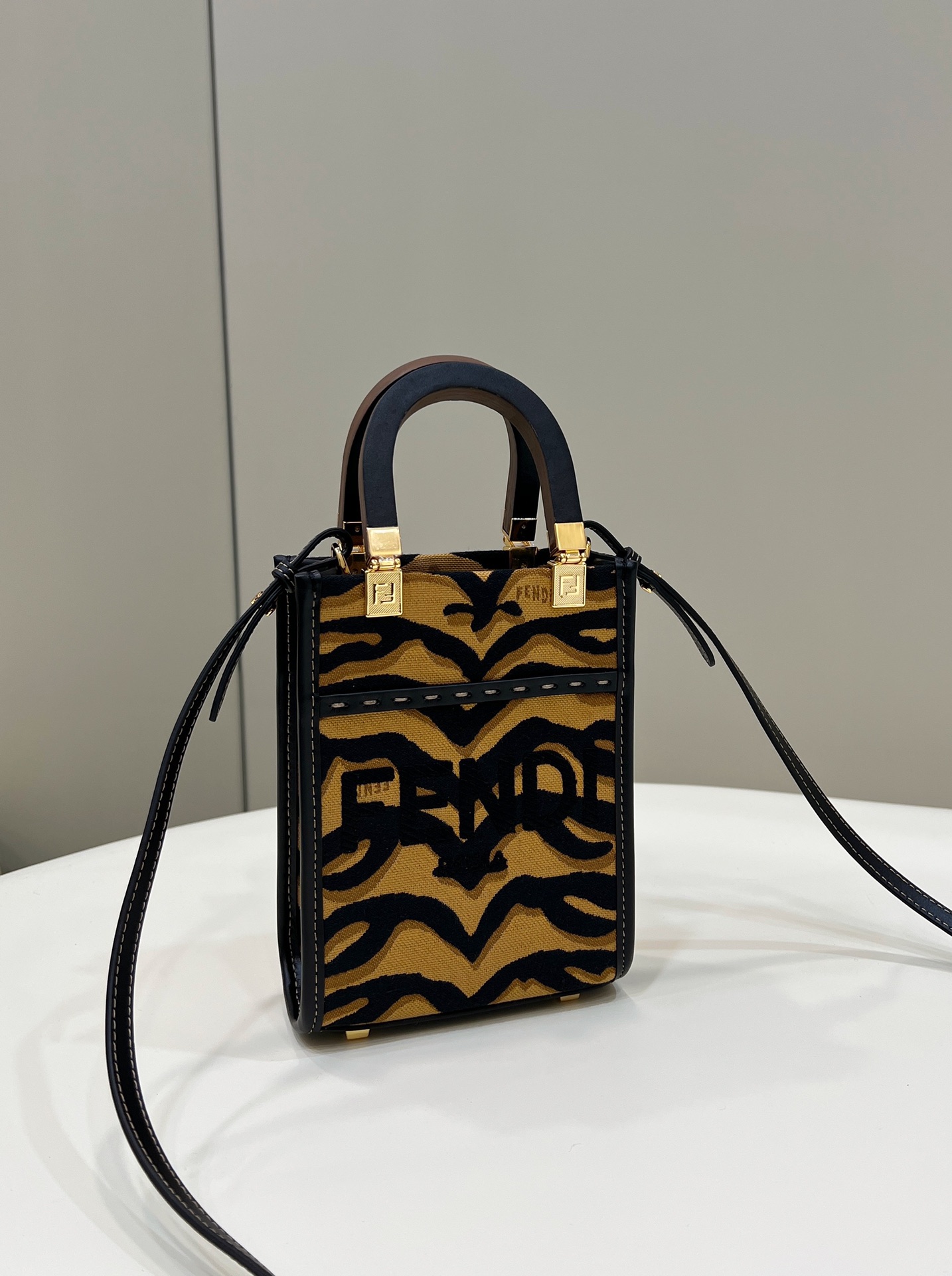 フェンディ ミニ タイガープリント ショッピングバッグ キャメル ブラック 詳細画像 1