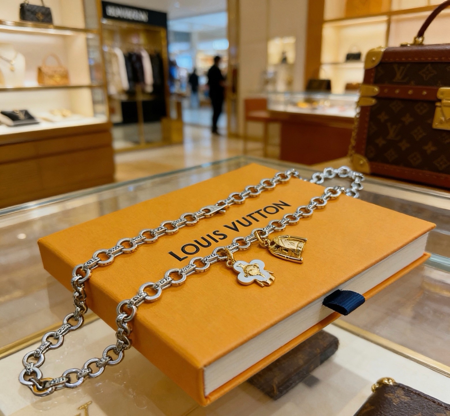 ルイ・ヴィトン ヴィンテージ エイジド加工 リンクチェーンネックレス フラワー・パドロックチャーム付き シルバー ゴールド ホワイト 詳細画像 2