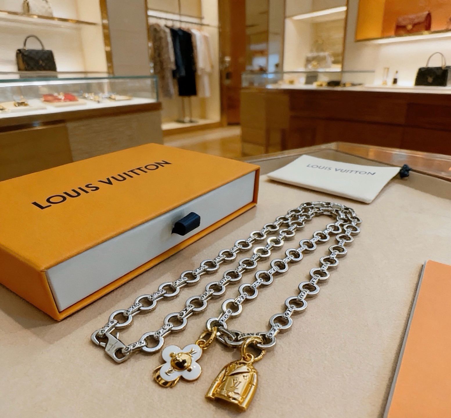 ルイ・ヴィトン ヴィンテージ エイジド加工 リンクチェーンネックレス フラワー・パドロックチャーム付き シルバー ゴールド ホワイト 詳細画像 3