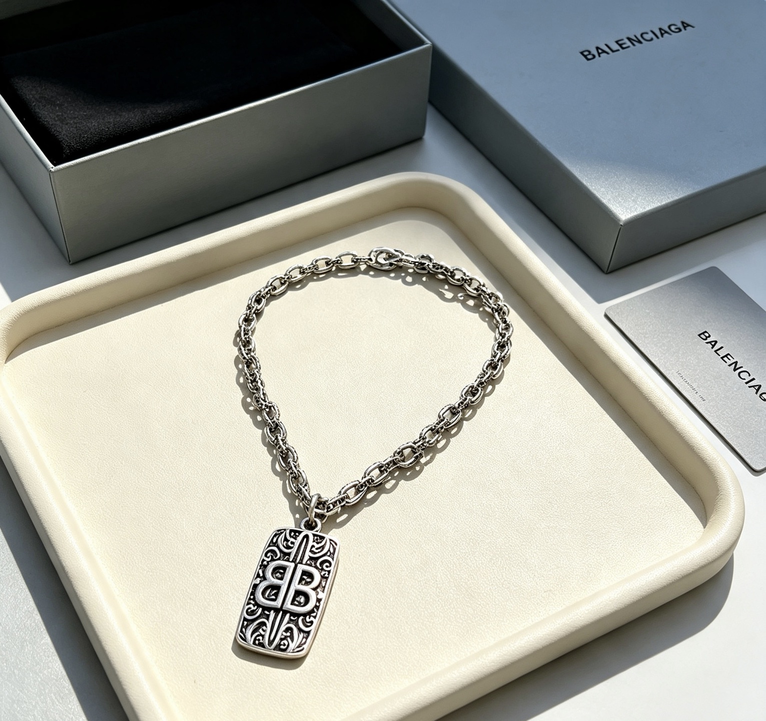 バレンシアガ BB プレート ペンダント チェーンネックレス アンティークシルバー 詳細画像 1
