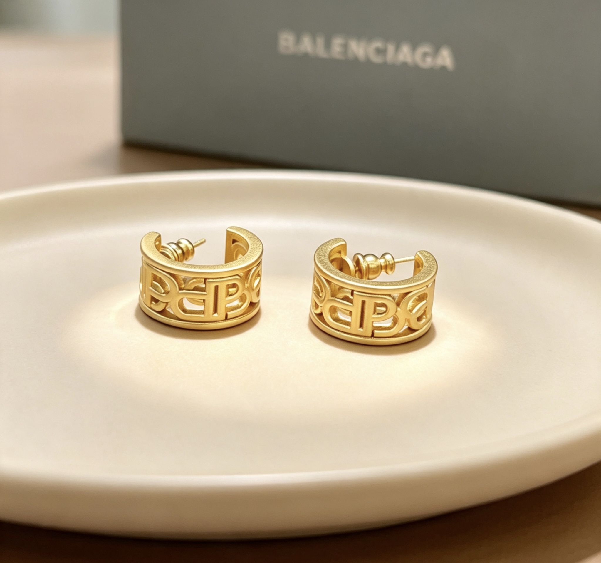 バレンシアガ フープ ピアス 重ね付け風デザイン ゴールド 詳細画像 2