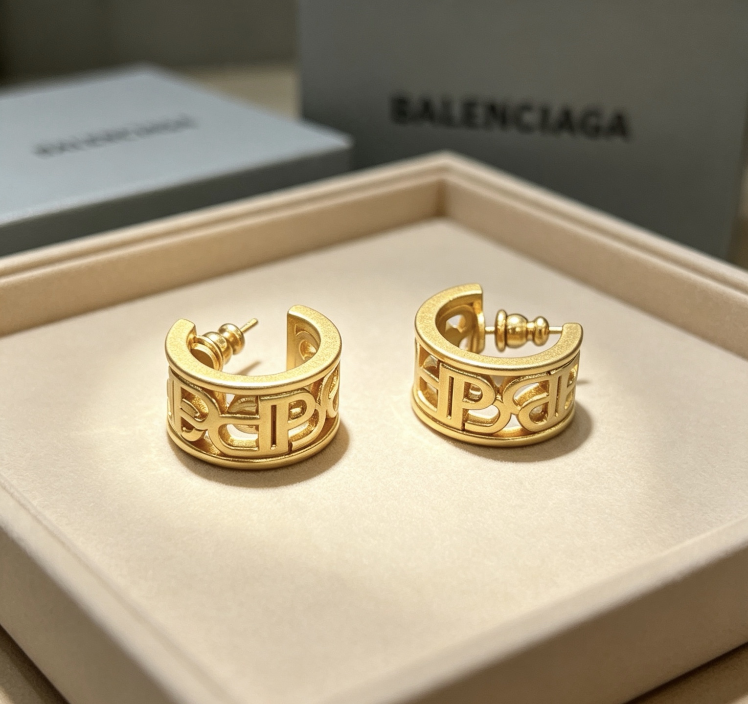 バレンシアガ フープ ピアス 重ね付け風デザイン ゴールド 詳細画像 1