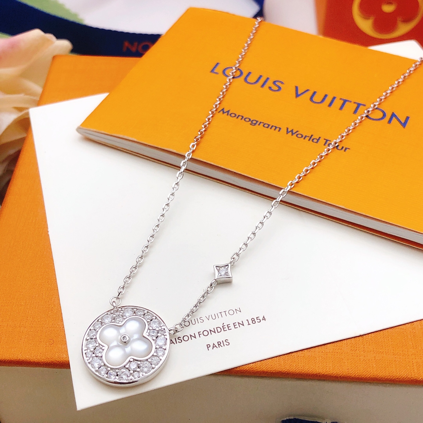 ルイ・ヴィトン 白蝶貝 フラワーモチーフ ペンダントネックレス ホワイト LXL0509 詳細画像 2