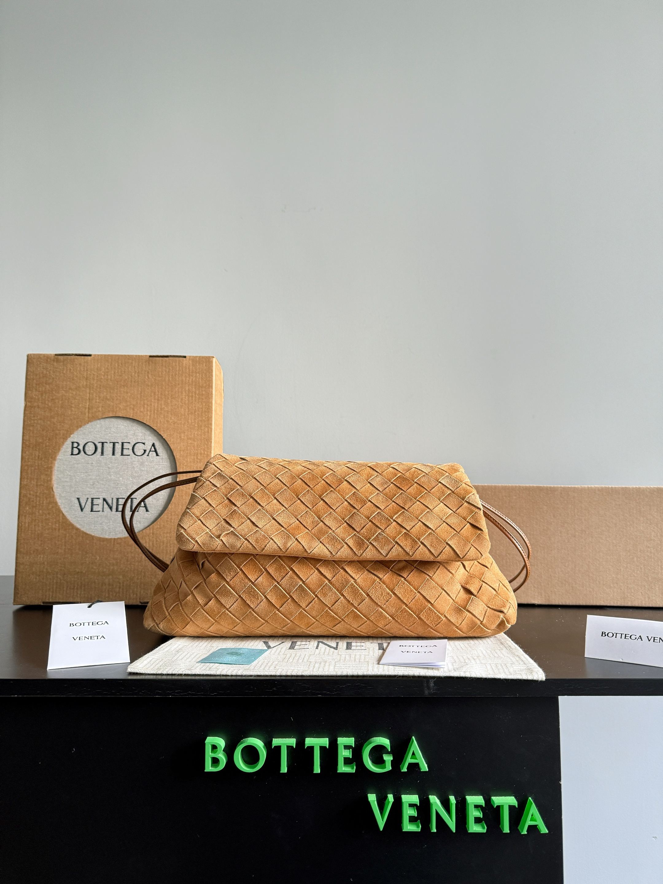 ボッテガ・ヴェネタ Dustbag Giorno イントレチャート スエードバッグ ブラウン 857657 詳細画像 1