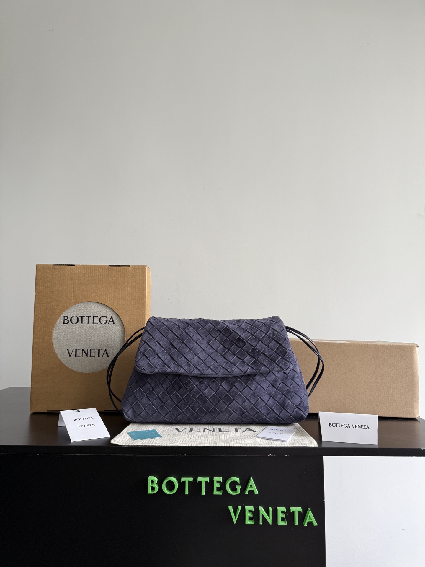 ボッテガ・ヴェネタ Dustbag Giorno イントレチャート スエード ハンドバッグ ネイビーブルー 857657 詳細画像 1