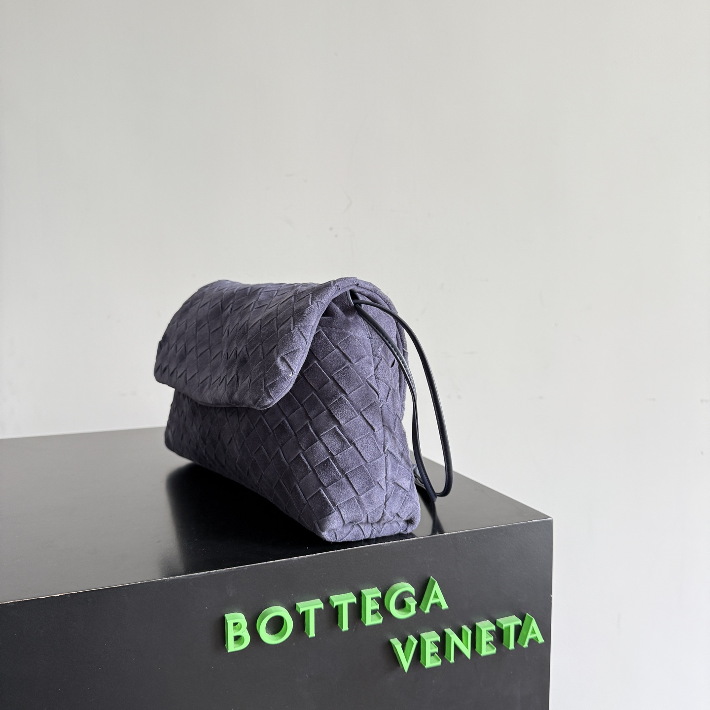 ボッテガ・ヴェネタ Dustbag Giorno イントレチャート スエード ハンドバッグ ネイビーブルー 857657 詳細画像 3