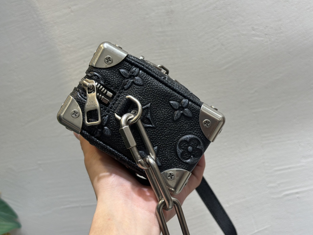 ルイ・ヴィトン Mini Soft Trunk ショルダーバッグ ブラック 詳細画像 3