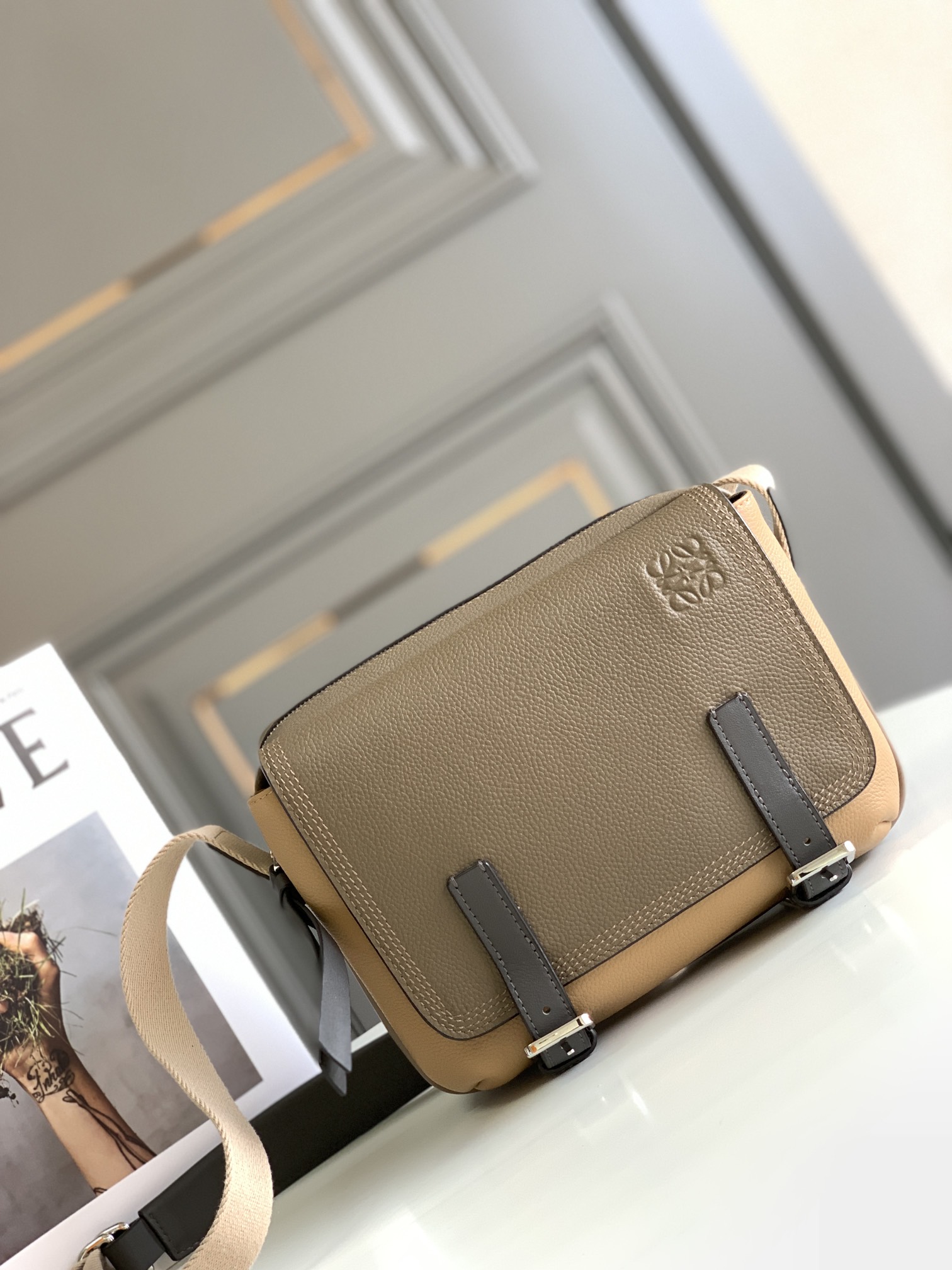ロエベ ミリタリー メッセンジャーバッグ トープ ベージュ 詳細画像 1