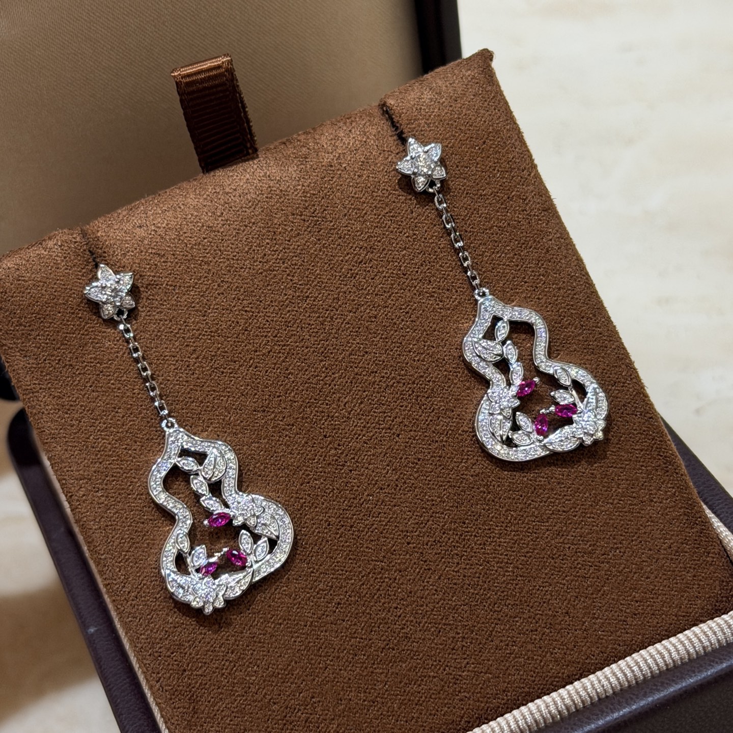 Garden コレクション ひょうたん ロング ピアス ローズレッドストーン プラチナカラー A7839 詳細画像 1