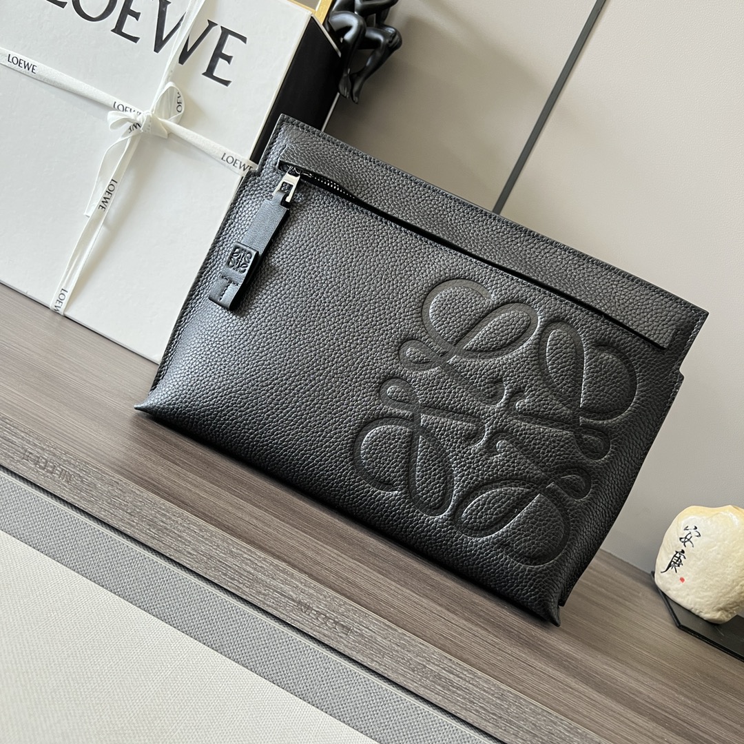 ロエベ T Pouch グレインカーフスキン アナグラム エンボス クラッチバッグ ブラック 詳細画像 1