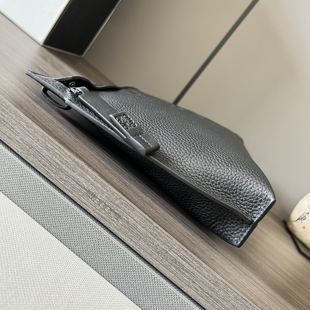 ロエベ T Pouch グレインカーフスキン アナグラム エンボス クラッチバッグ ブラック 詳細画像 2