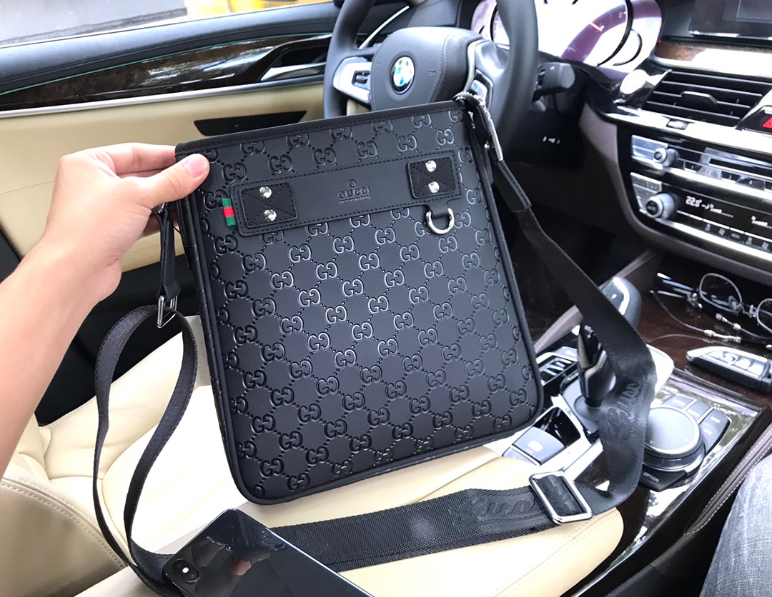 グッチ GGエンボス レザー ステッチディテール クロスボディバッグ ブラック 詳細画像 1