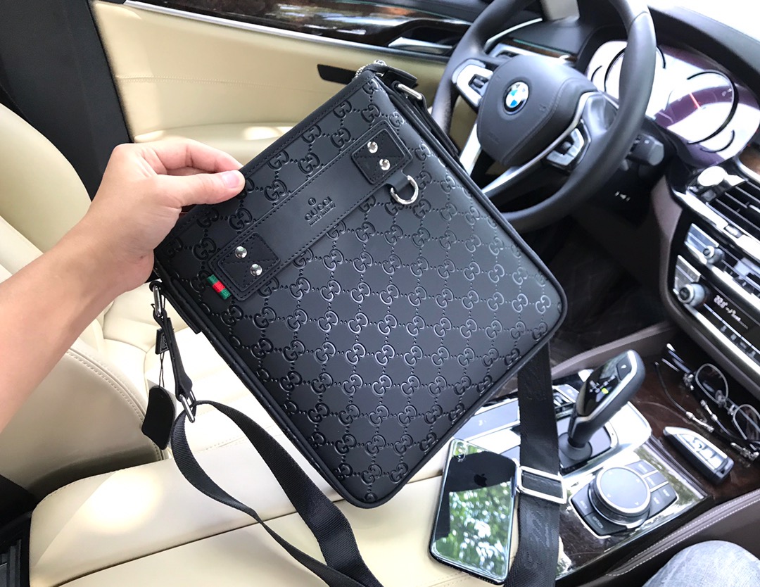 グッチ GGエンボス レザー ステッチディテール クロスボディバッグ ブラック 詳細画像 3