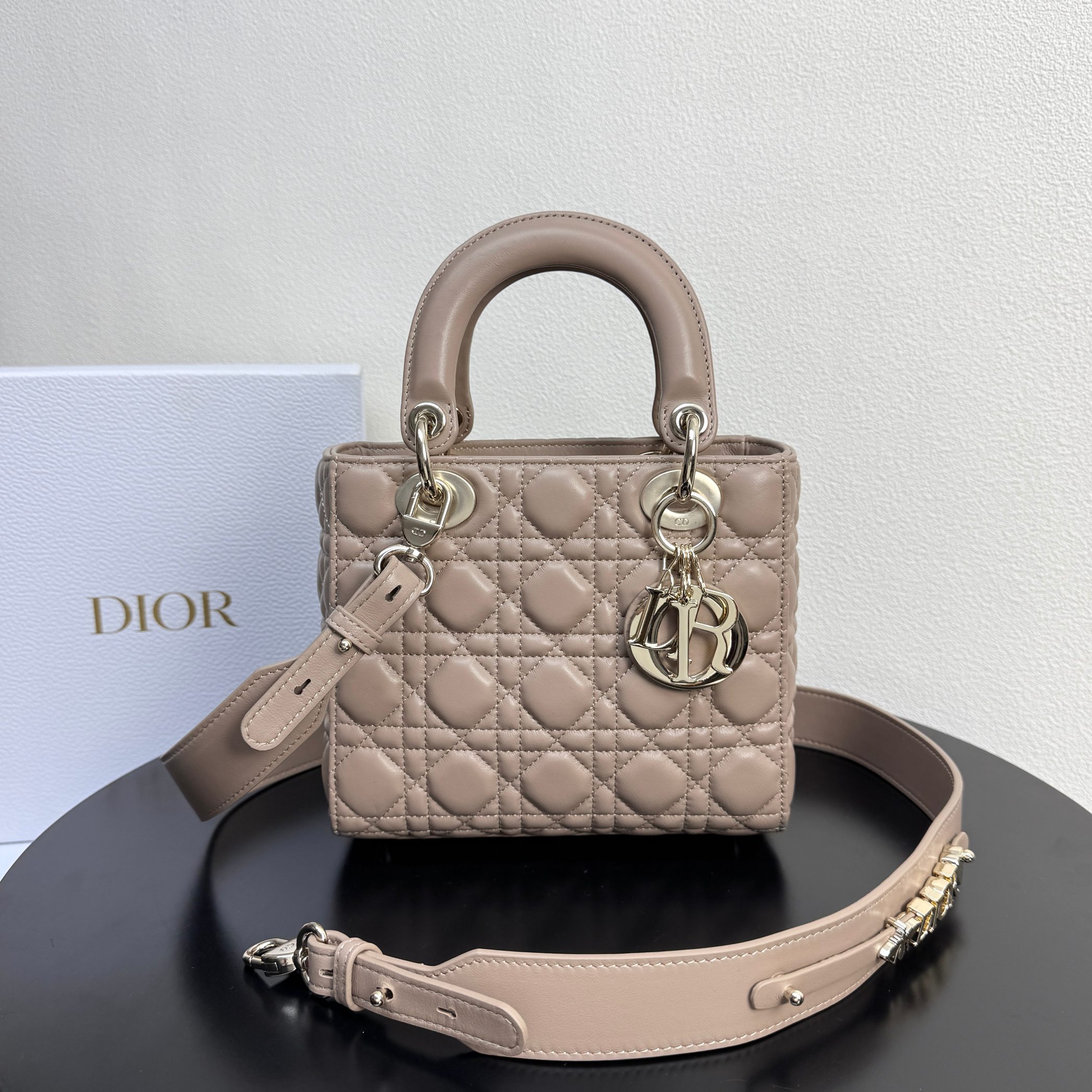 ディオール Lady Dior スモールバッグ ミルクティー M0538 詳細画像 1