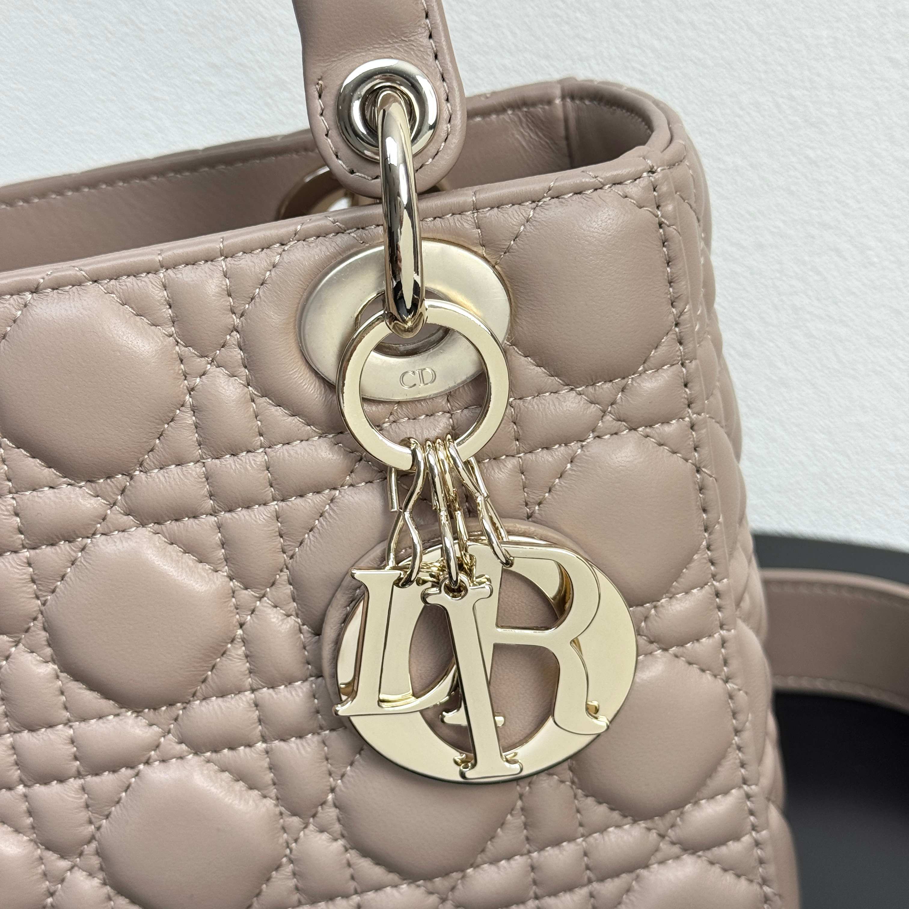 ディオール Lady Dior スモールバッグ ミルクティー M0538 詳細画像 2