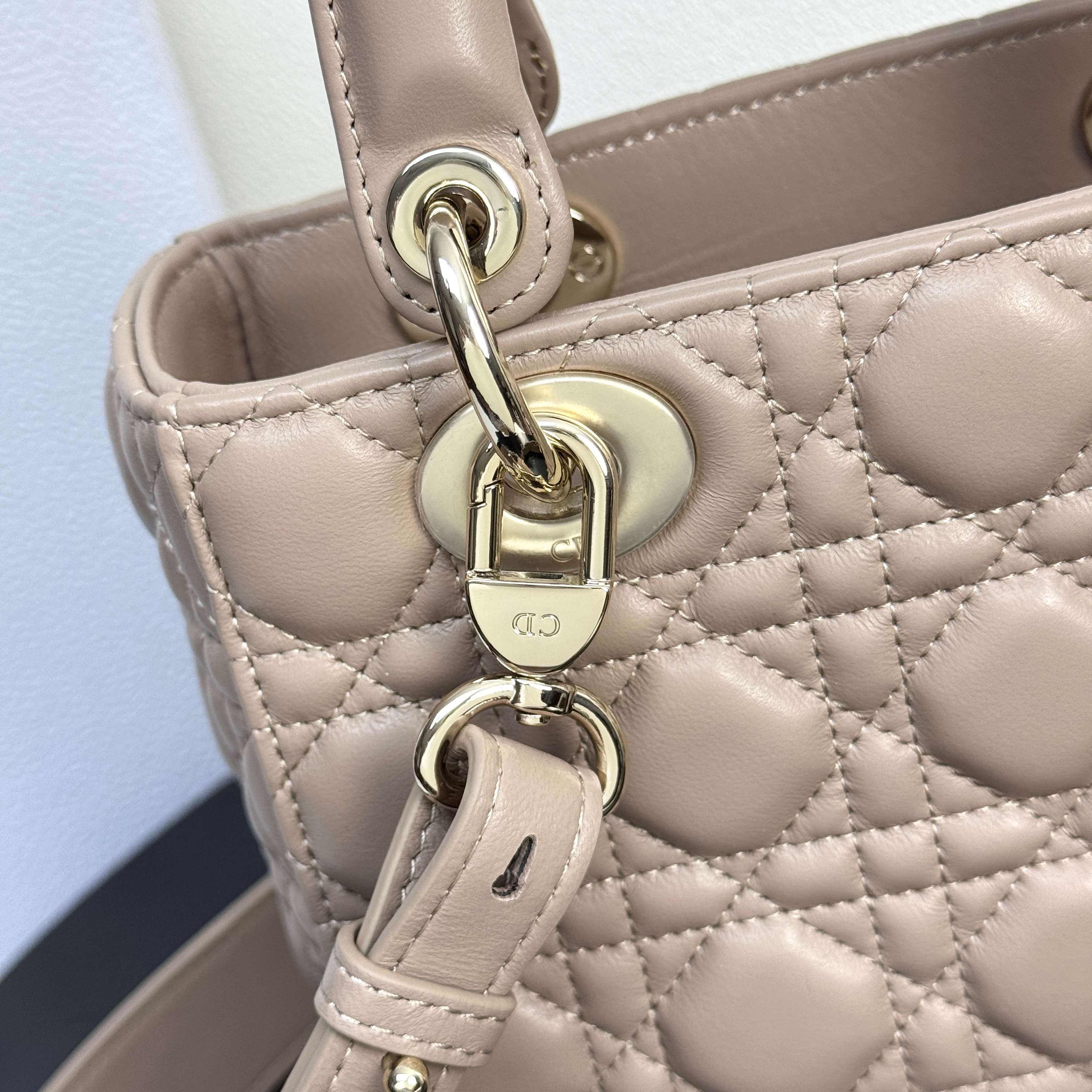 ディオール Lady Dior スモールバッグ ミルクティー M0538 詳細画像 3