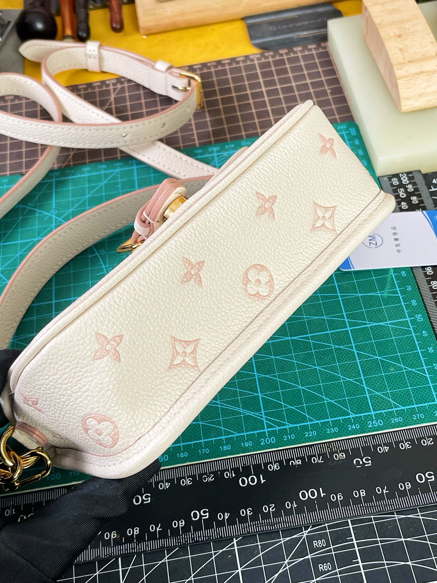 ルイヴィトン Nano Diane エンボスレザー ミニ バゲットバッグ ホワイト 詳細画像 3
