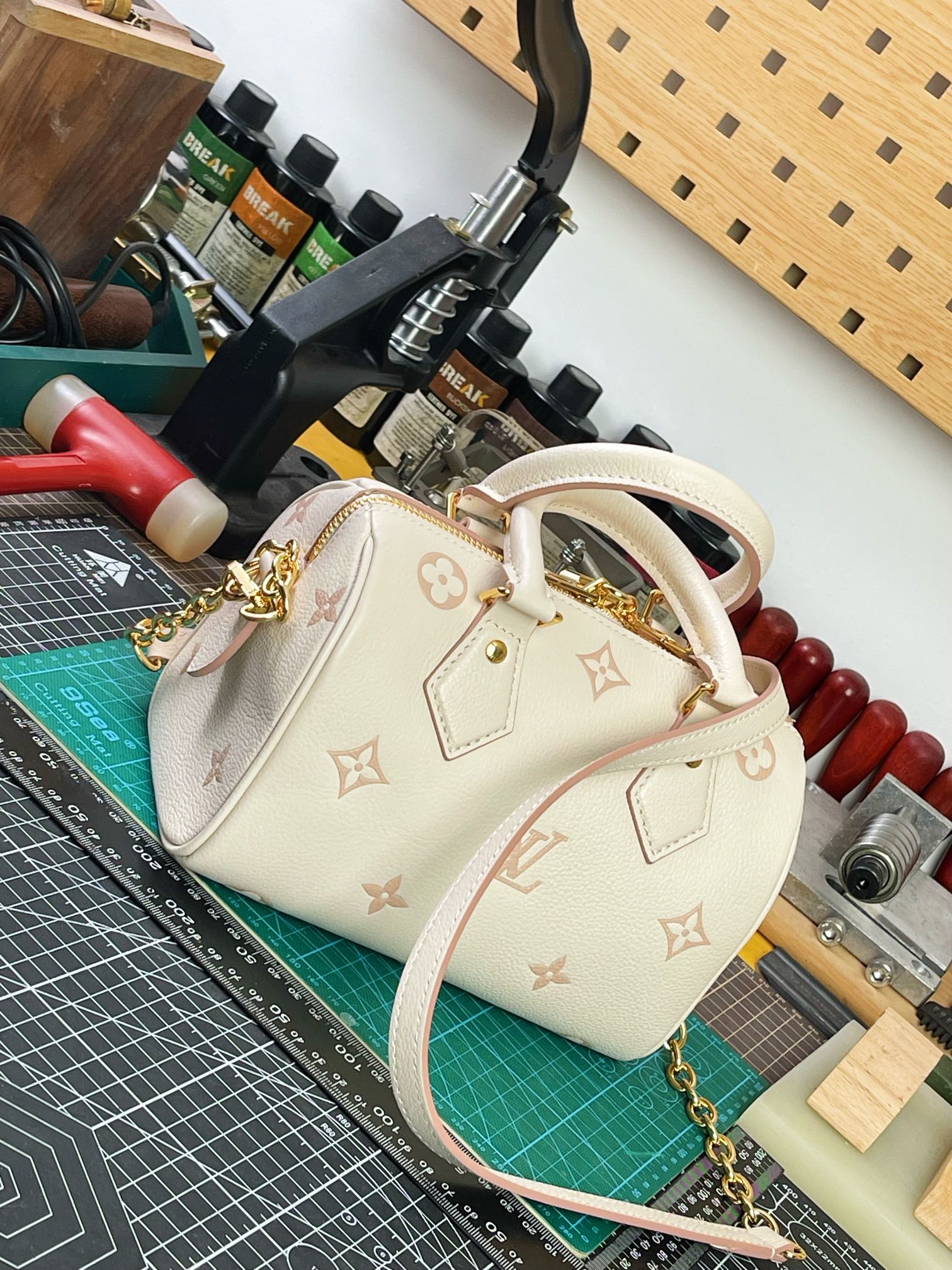 ルイ・ヴィトン Speedy Bandoulière 20 モノグラム・アンプラント ホワイト 詳細画像 2