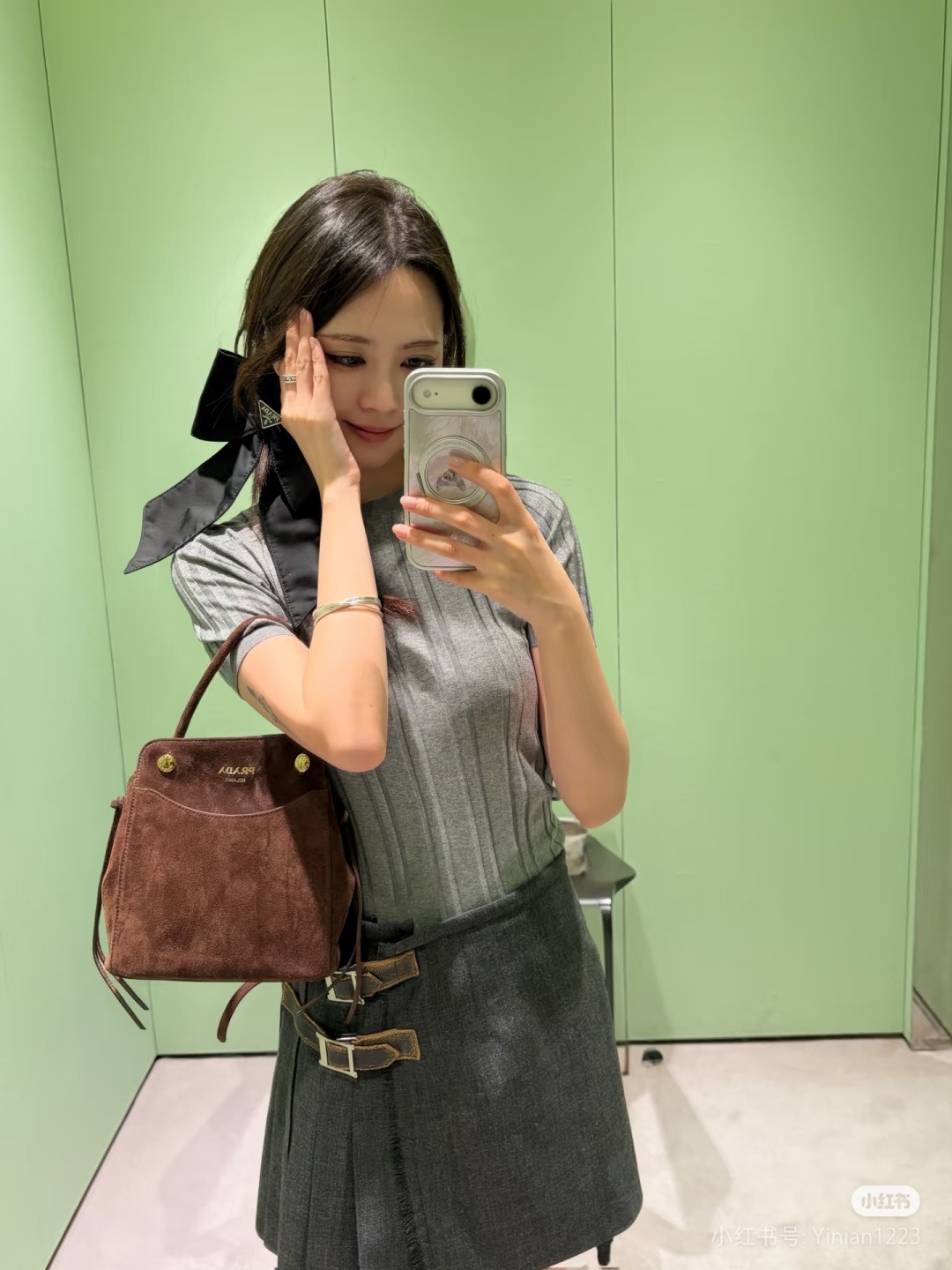 プラダ プリーツミニスカート レザーストラップ メタルバックル グレー P255340