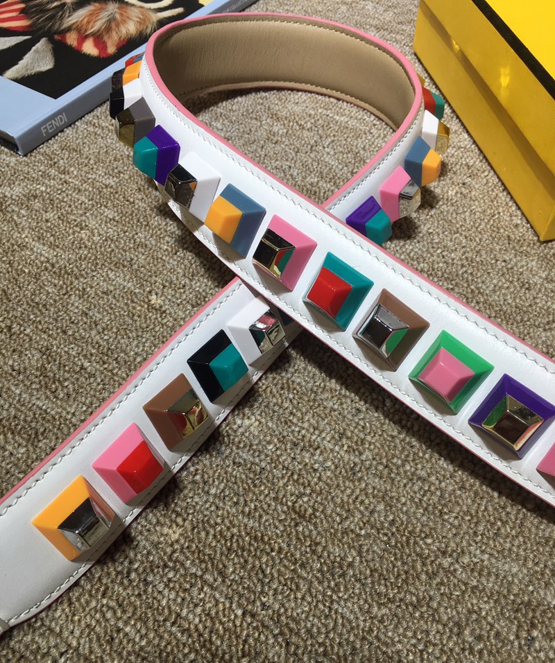 フェンディ STRAP YOU ショルダーストラップ ホワイトレザー マルチカラーピラミッドスタッズ ピンクエッジ 詳細画像 2