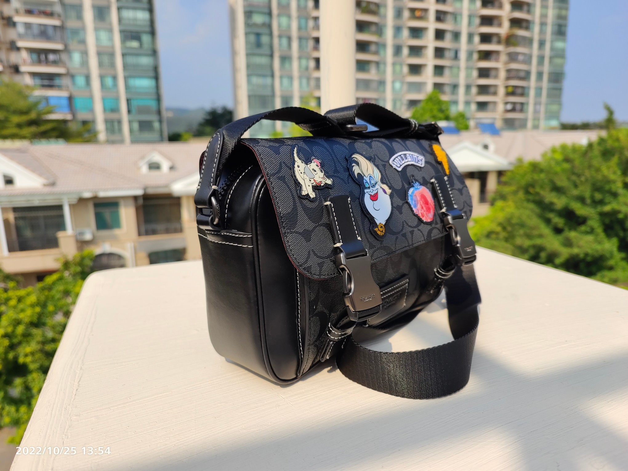 コーチ ディズニー トラック クロスボディ メッセンジャーバッグ チャコールブラック シグネチャー 詳細画像 3