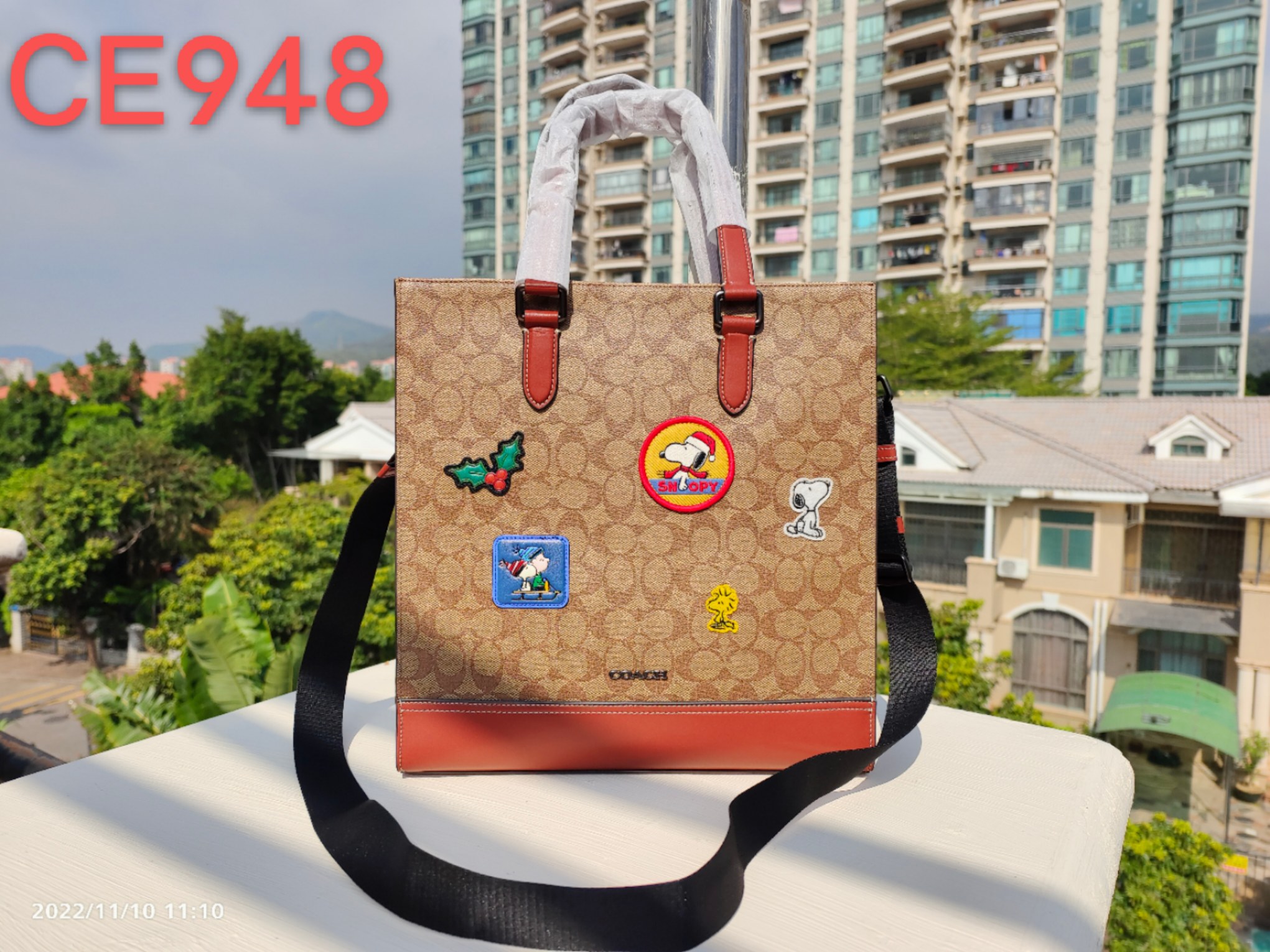 コーチ スヌーピー ピーナッツ 縦型トートバッグ カーキ ラスト 詳細画像 1