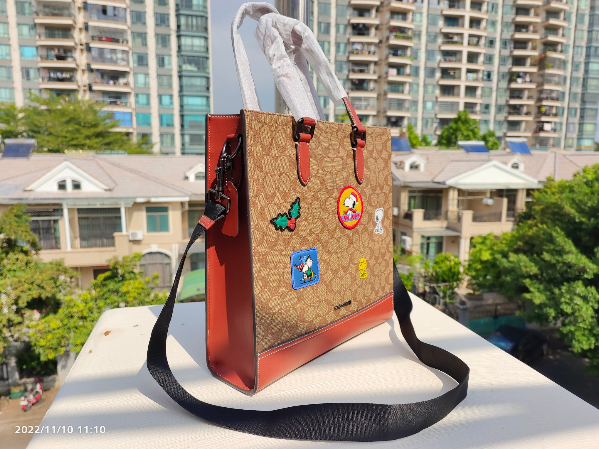コーチ スヌーピー ピーナッツ 縦型トートバッグ カーキ ラスト 詳細画像 2