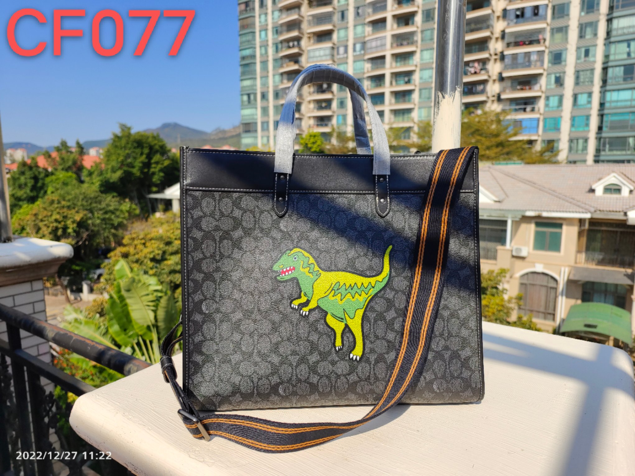コーチ Field トート 40 シグネチャー レキシー チャコールブラック 詳細画像 1