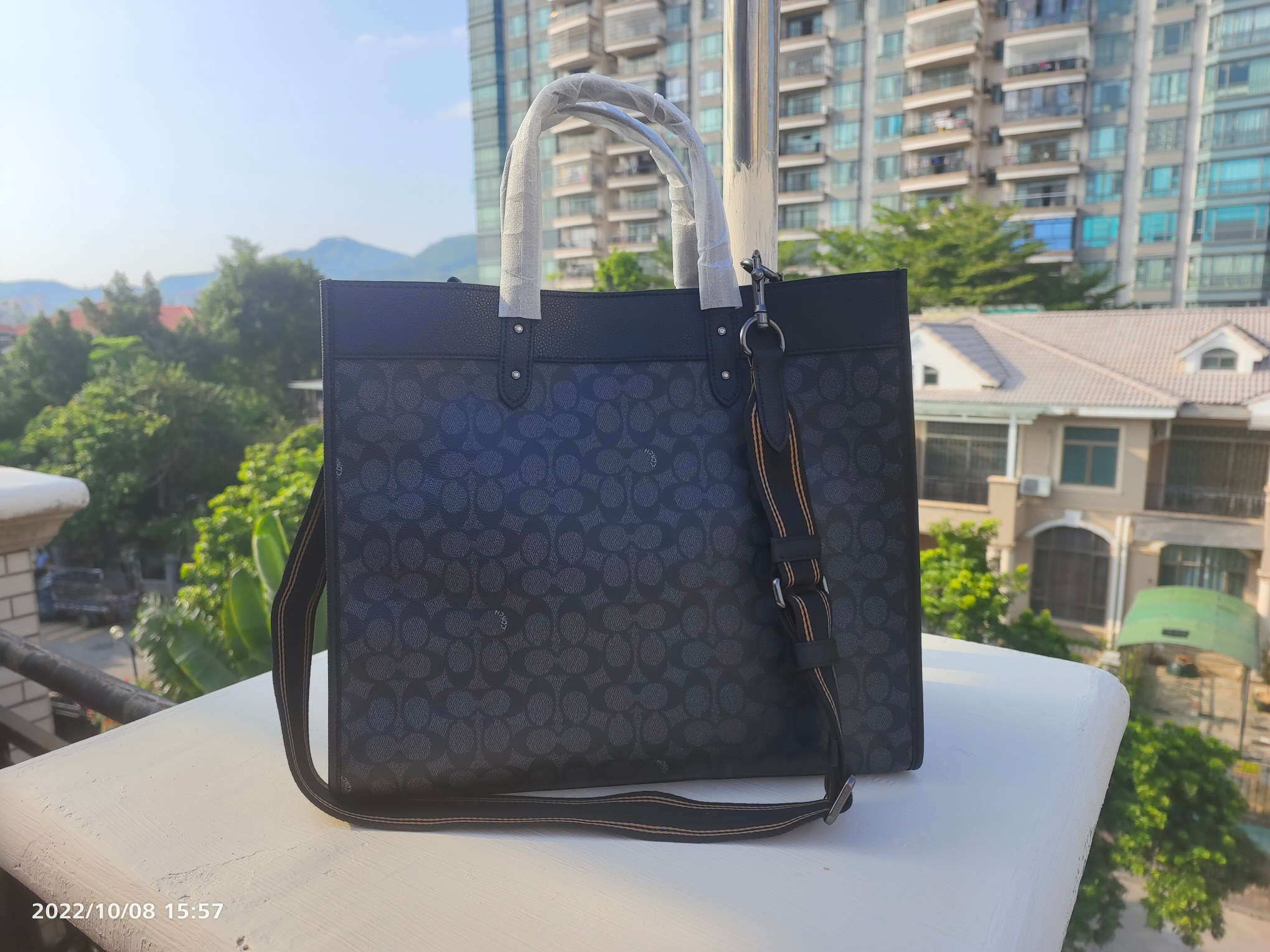 コーチ Field Tote 40 シグネチャーキャンバス チャコールブラック 詳細画像 2