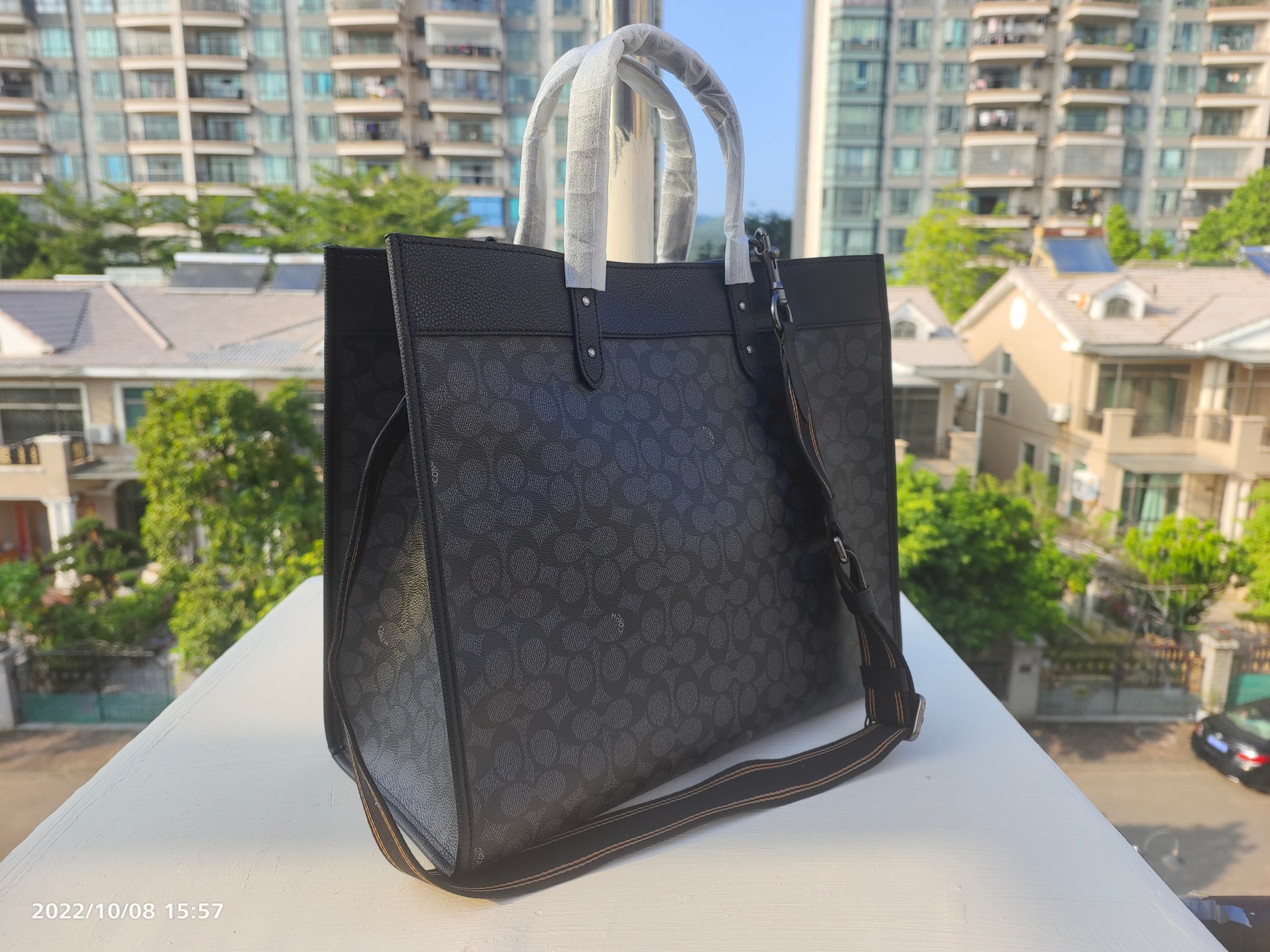 コーチ Field Tote 40 シグネチャーキャンバス チャコールブラック 詳細画像 3