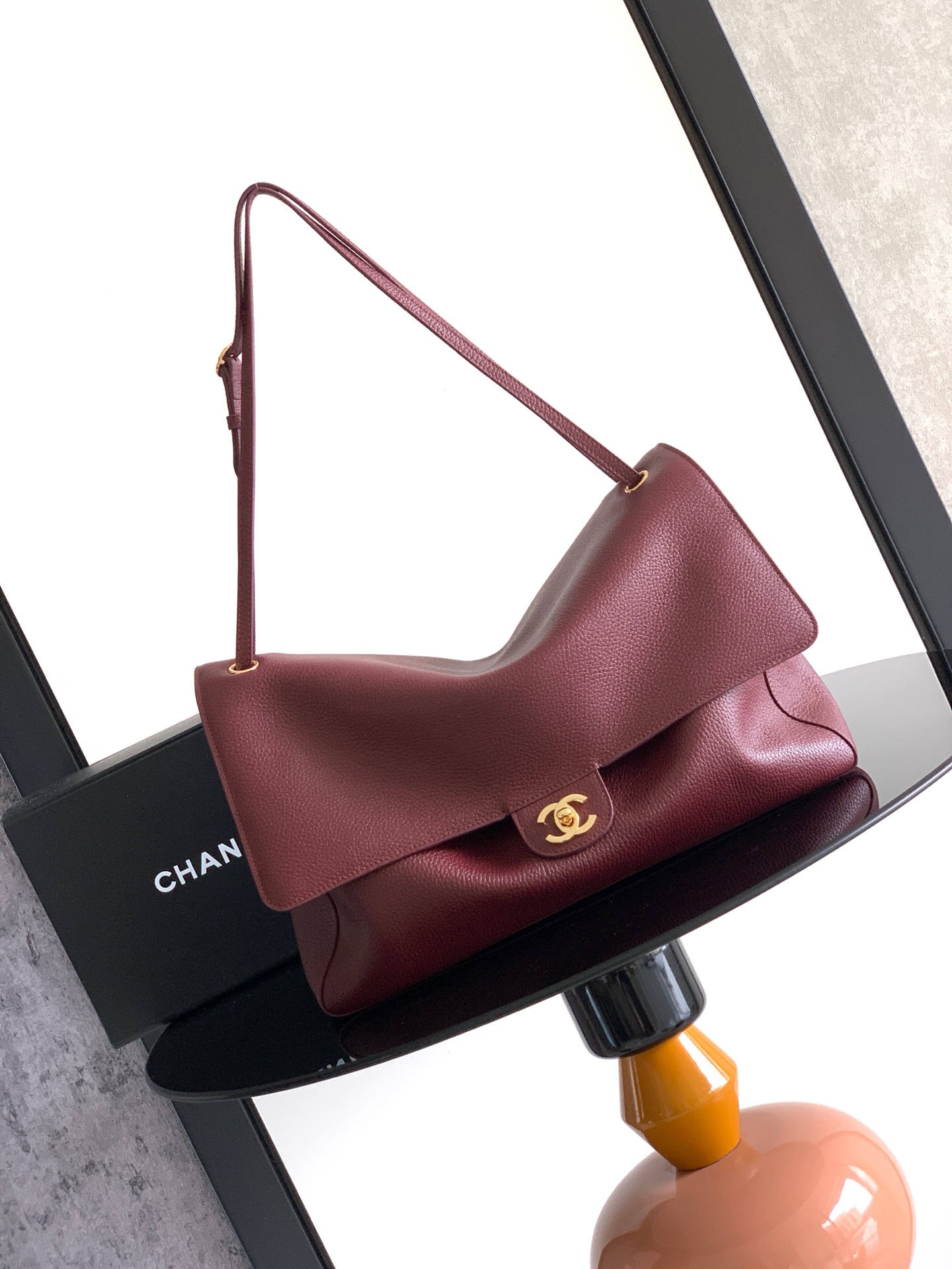 シャネル CF Maxi チェーンフラップバッグ ラージ ワインレッド ゴールド金具 AS6230 詳細画像 2
