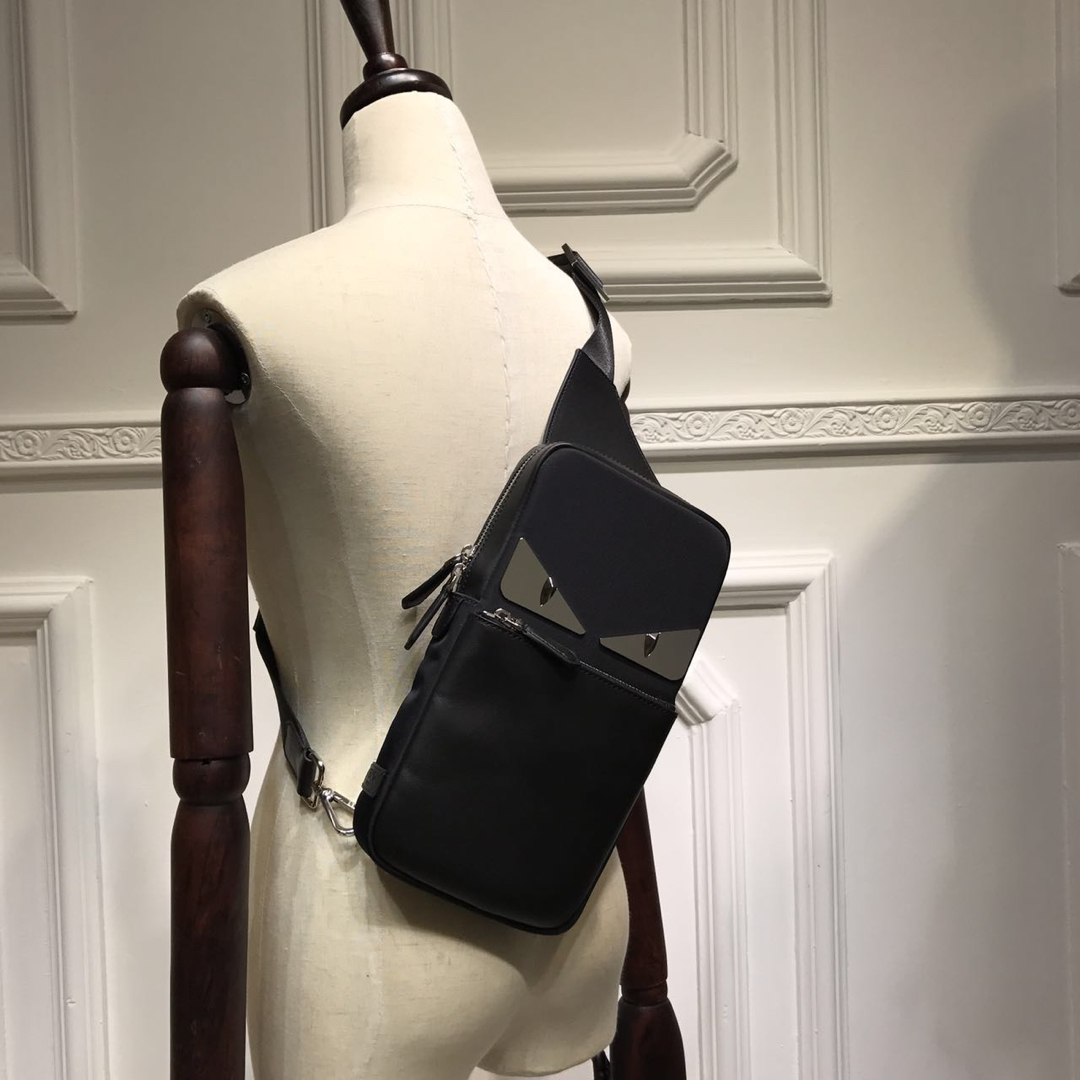 フェンディ Bag Bugs 長方形 バックパック ブラック 詳細画像 1
