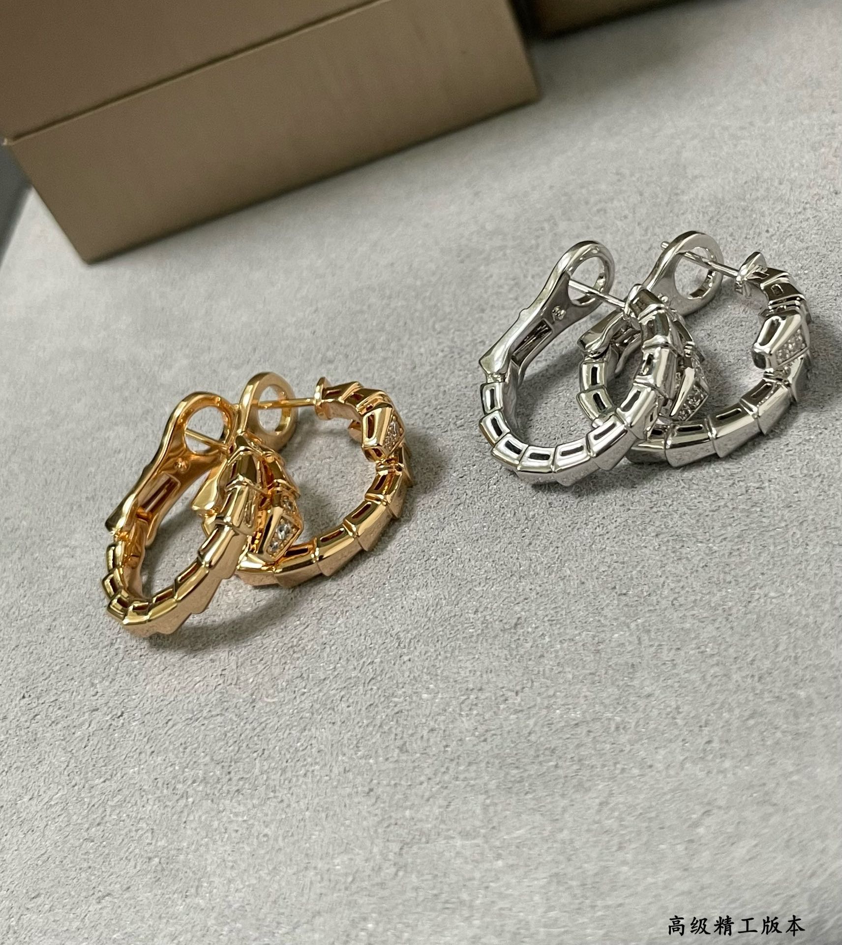 ブルガリ セルペンティ 細身スネークモチーフ ヘッド&テールストーン フープイヤリング 詳細画像 3