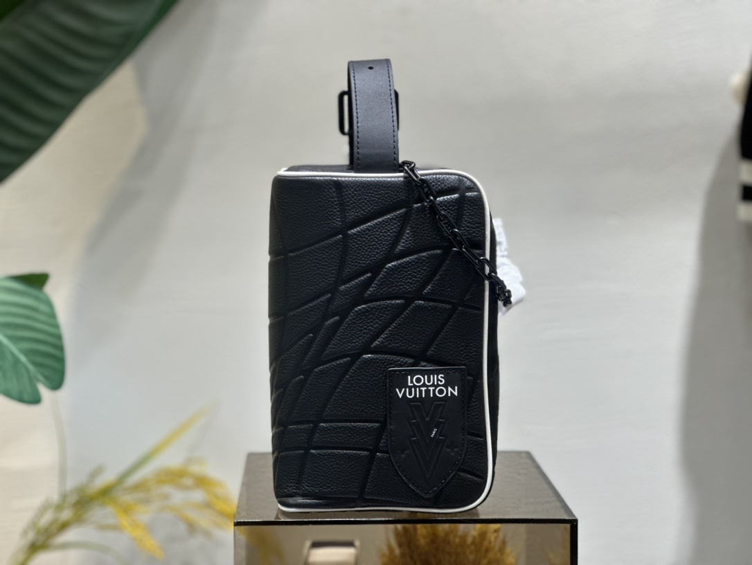 バレンシアガ Cloakroom Dopp Kit クラッチポーチ ブラック 詳細画像 1
