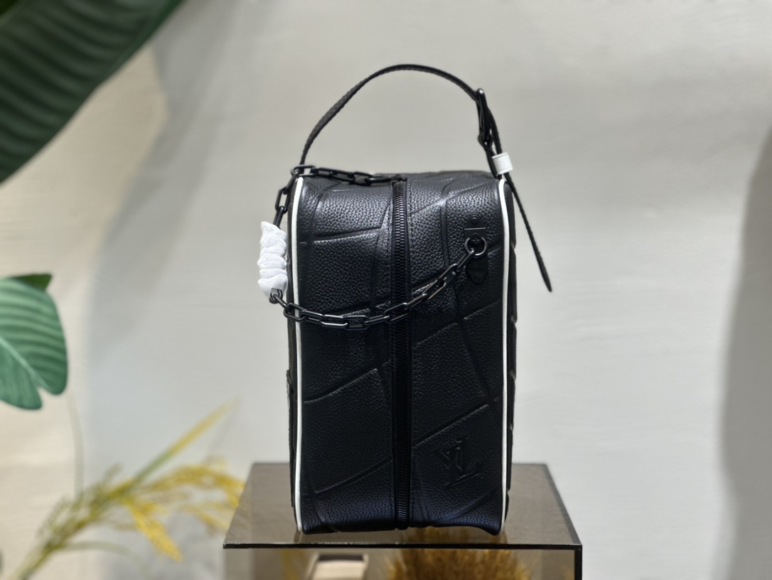バレンシアガ Cloakroom Dopp Kit クラッチポーチ ブラック 詳細画像 2