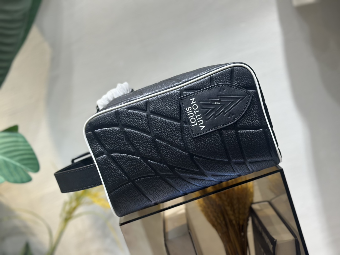 バレンシアガ Cloakroom Dopp Kit クラッチポーチ ブラック 詳細画像 3