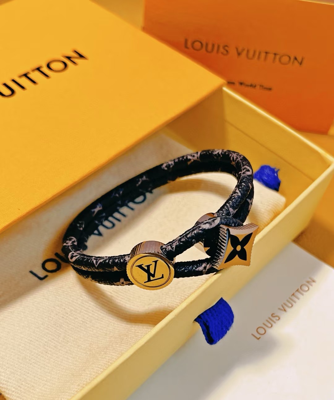 ルイ・ヴィトン LV Circle リバーシブル モノグラムキャンバス カーフスキン コードブレスレット 詳細画像 2