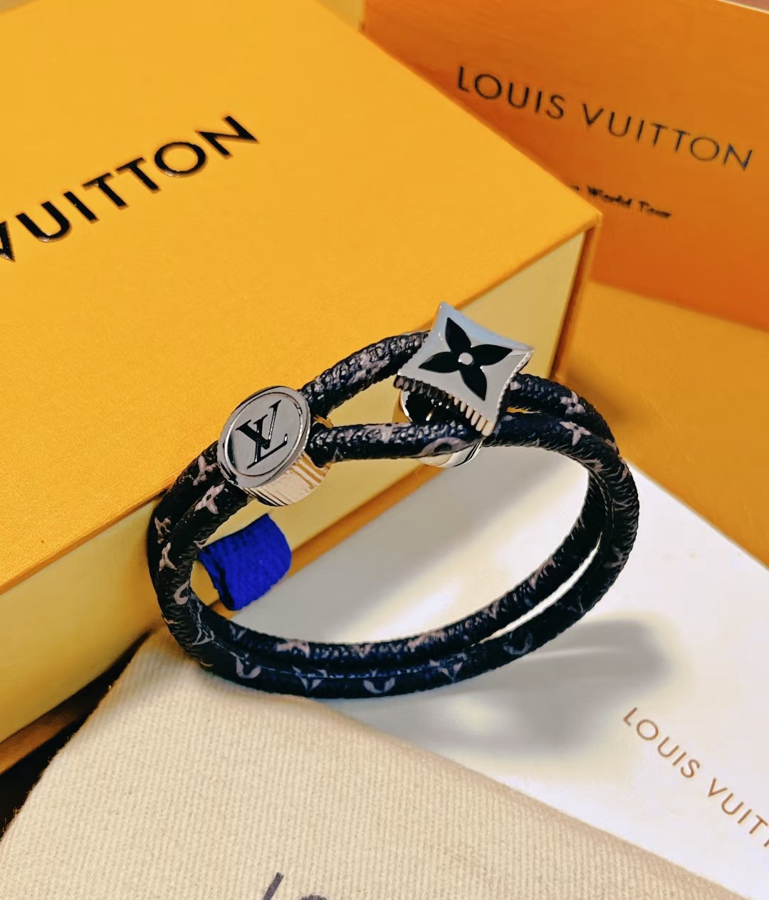 ルイ・ヴィトン LV Circle リバーシブル モノグラムキャンバス カーフスキン コードブレスレット 詳細画像 3