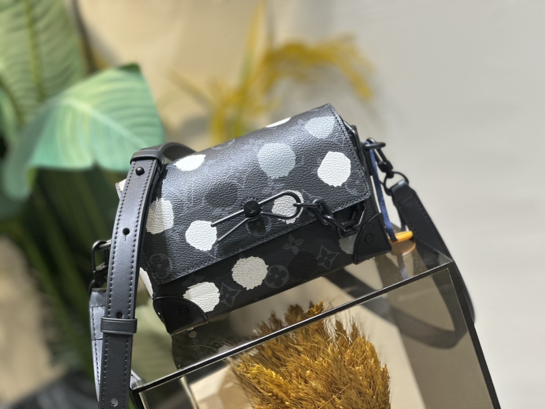 ルイ・ヴィトン Steamer チェーン ボックス フラップ クロスボディバッグ モノグラム・エクリプス ブラックフローラル 詳細画像 2