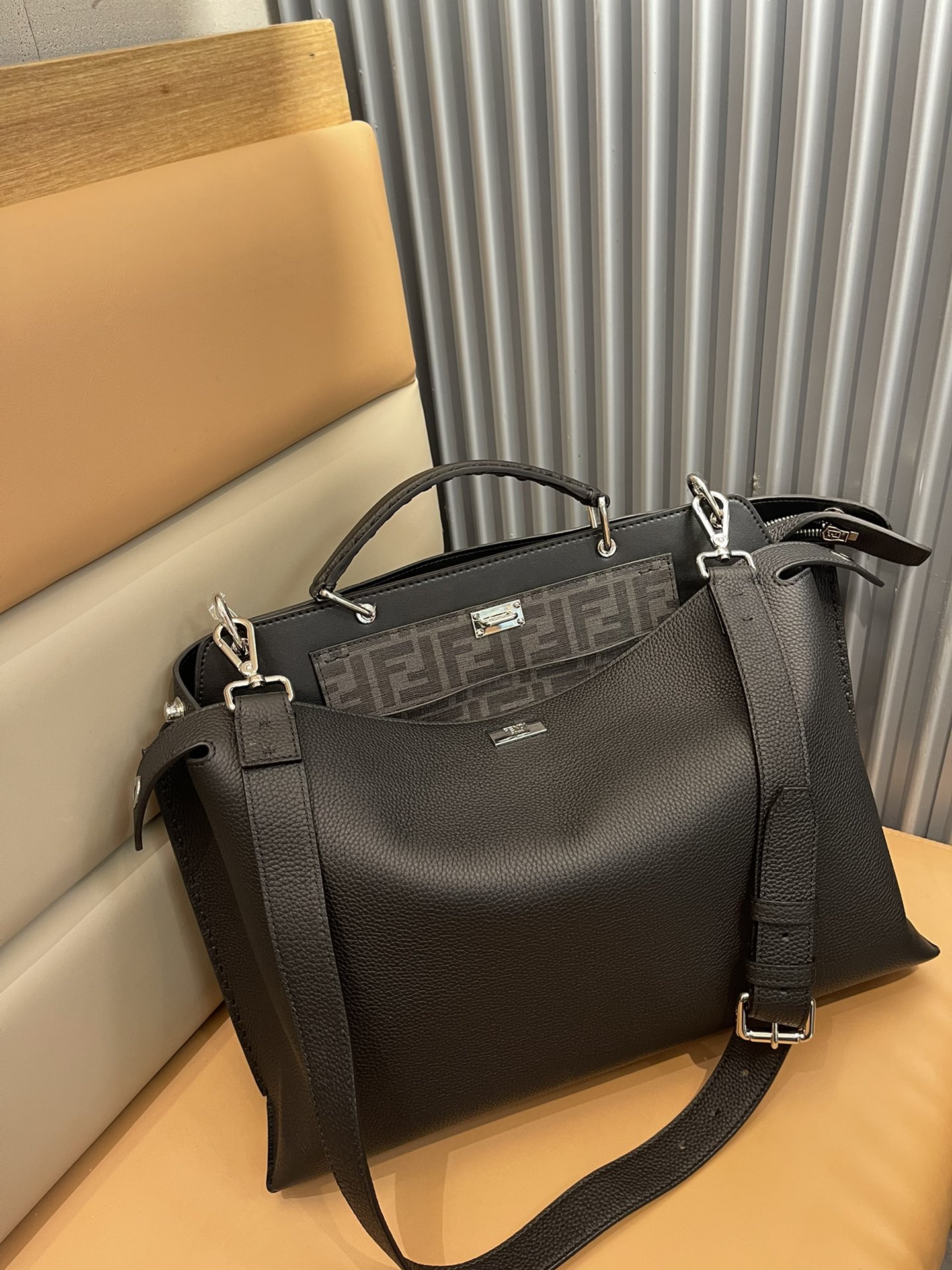 フェンディ ピーカブー メンズ レザー ブリーフケース トートバッグ ブラック 詳細画像 1