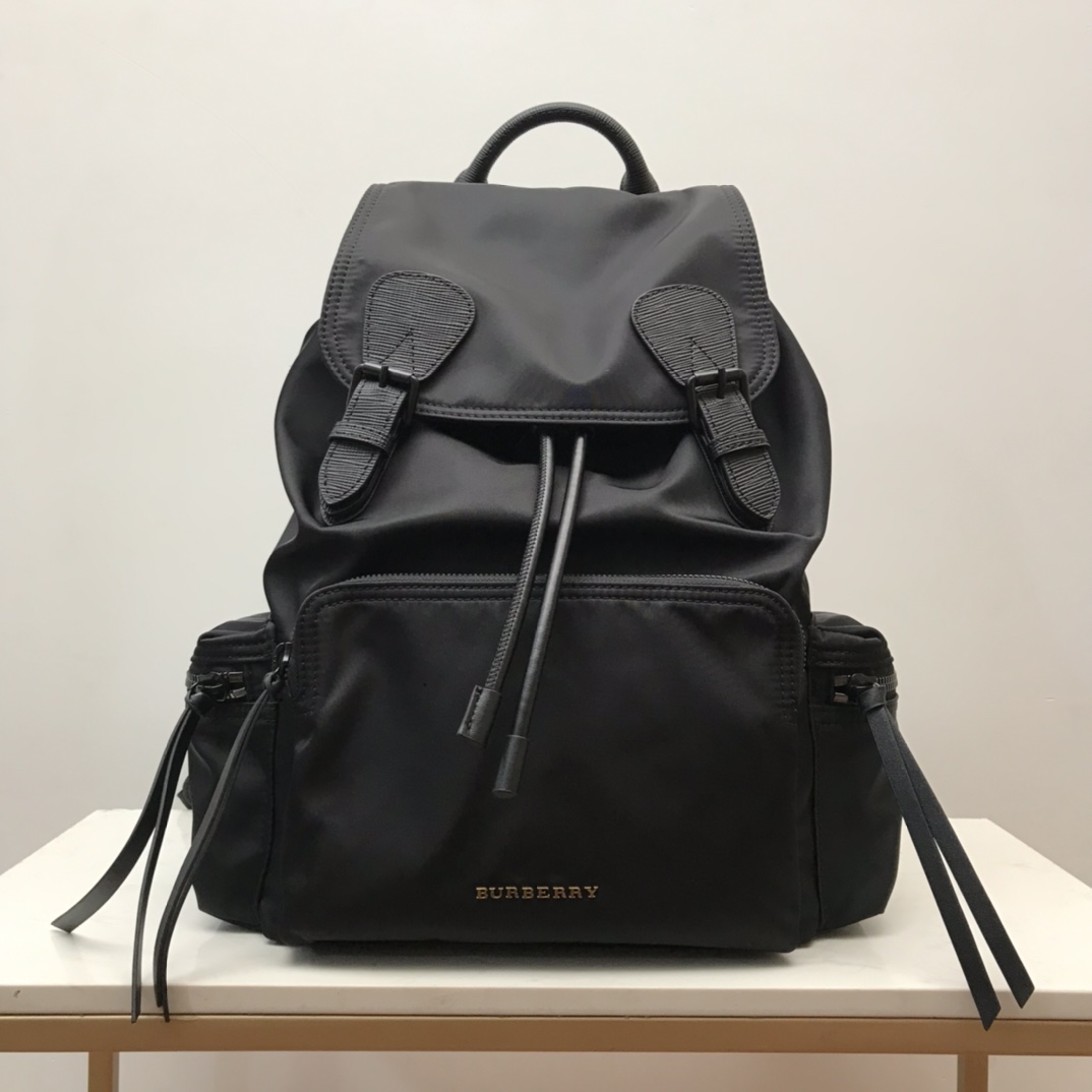 バーバリー The Rucksack ミリタリーバックパック ラージ ブラック 詳細画像 1