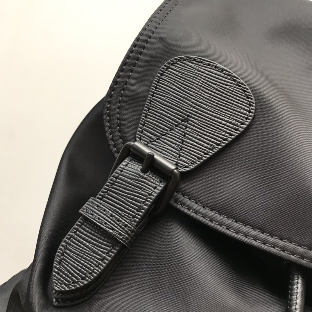 バーバリー The Rucksack ミリタリーバックパック ラージ ブラック 詳細画像 2