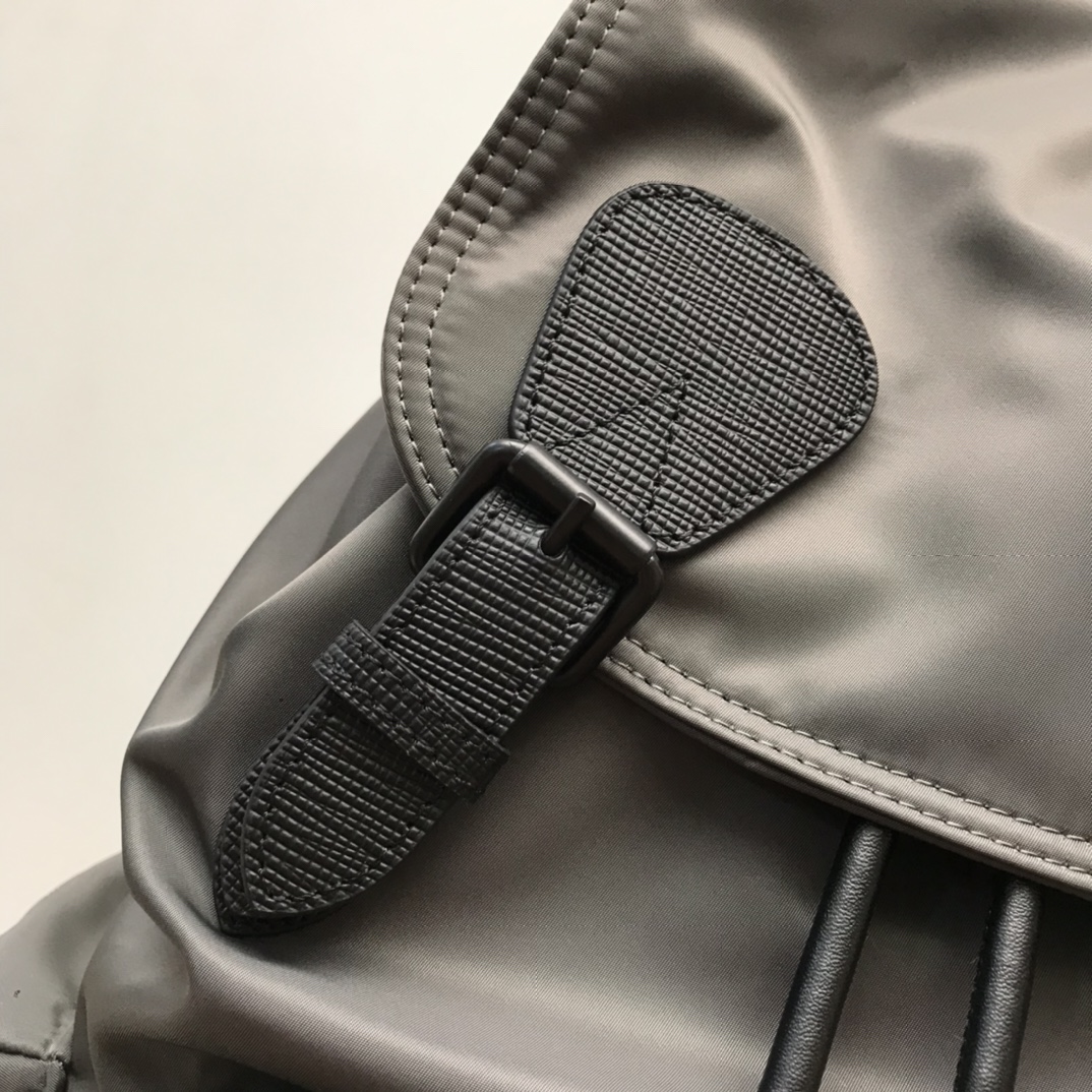 バーバリー The Rucksack ラージ バックパック グレー 詳細画像 2