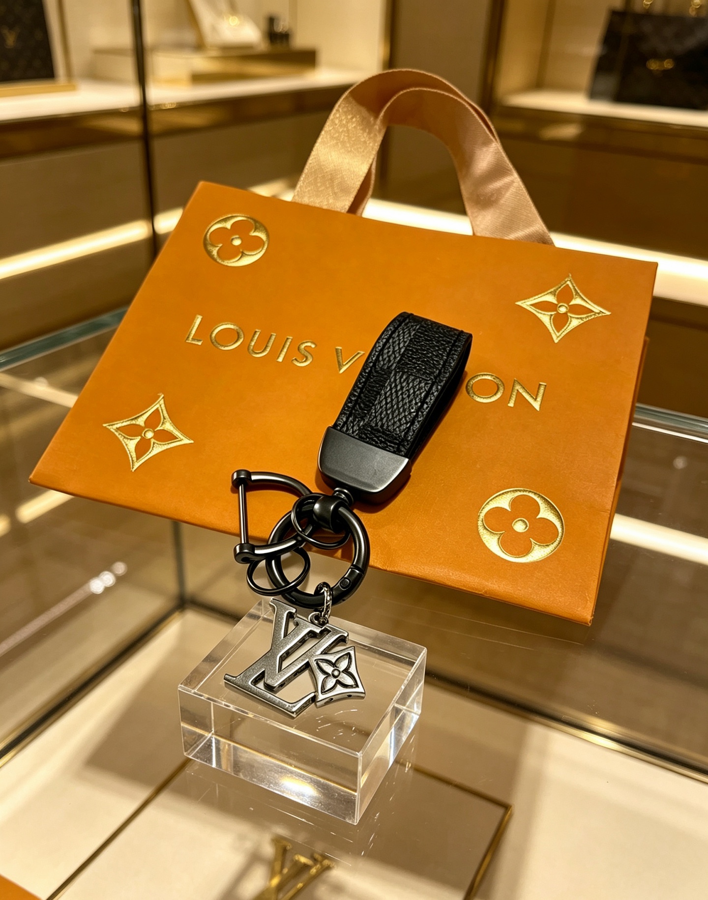 ルイ・ヴィトン LV キーホルダー バッグチャーム Anger Forest シリーズ ブラック 詳細画像 3