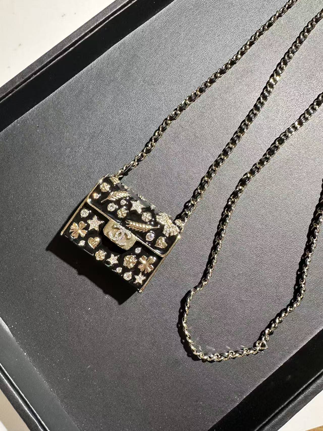 ミニバッグモチーフ ロングチェーンネックレス ブラック ゴールド 詳細画像 3