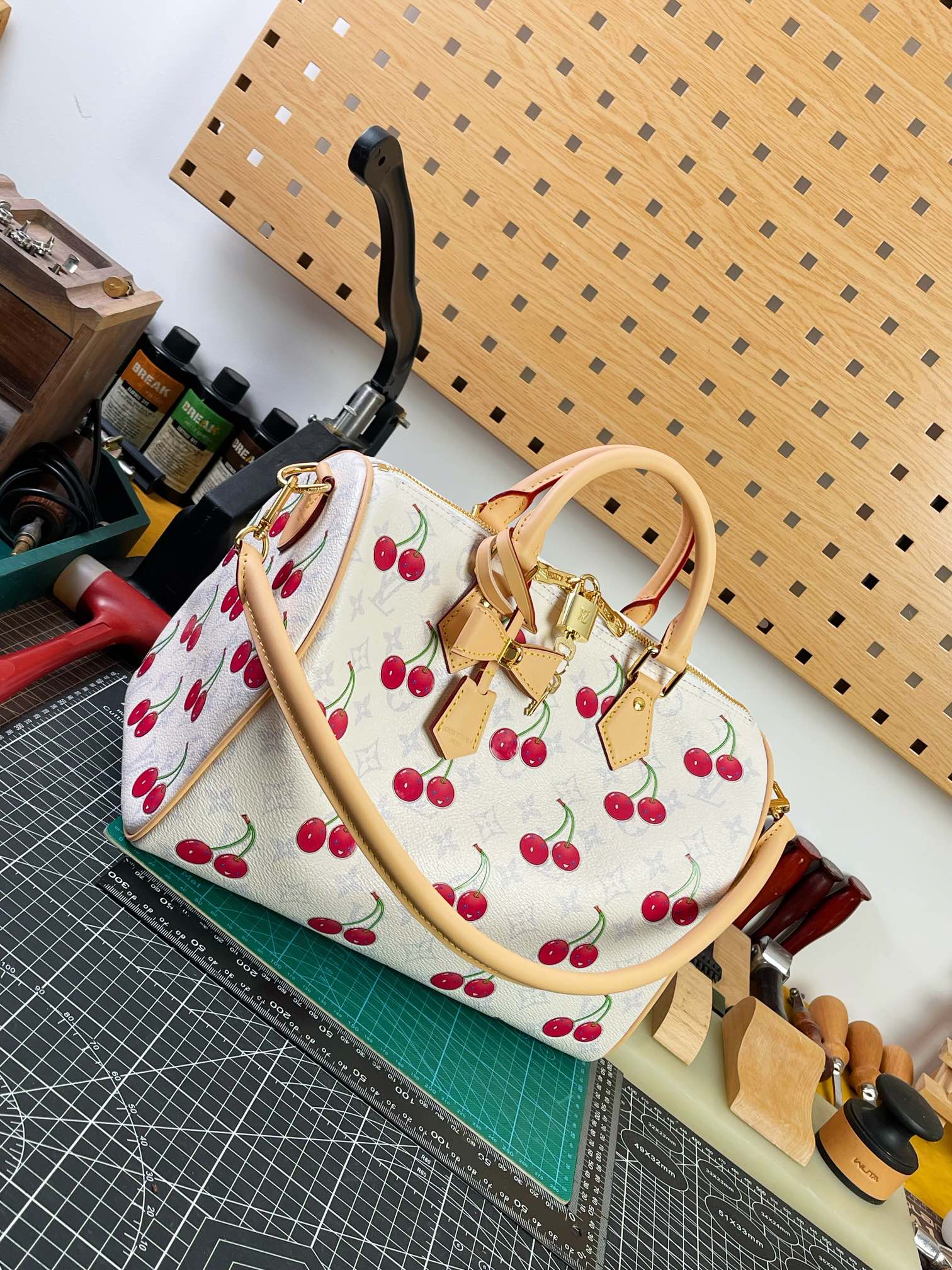 ルイヴィトン Speedy Soft 30 チェリープリント ピローショルダーバッグ ホワイト 詳細画像 1