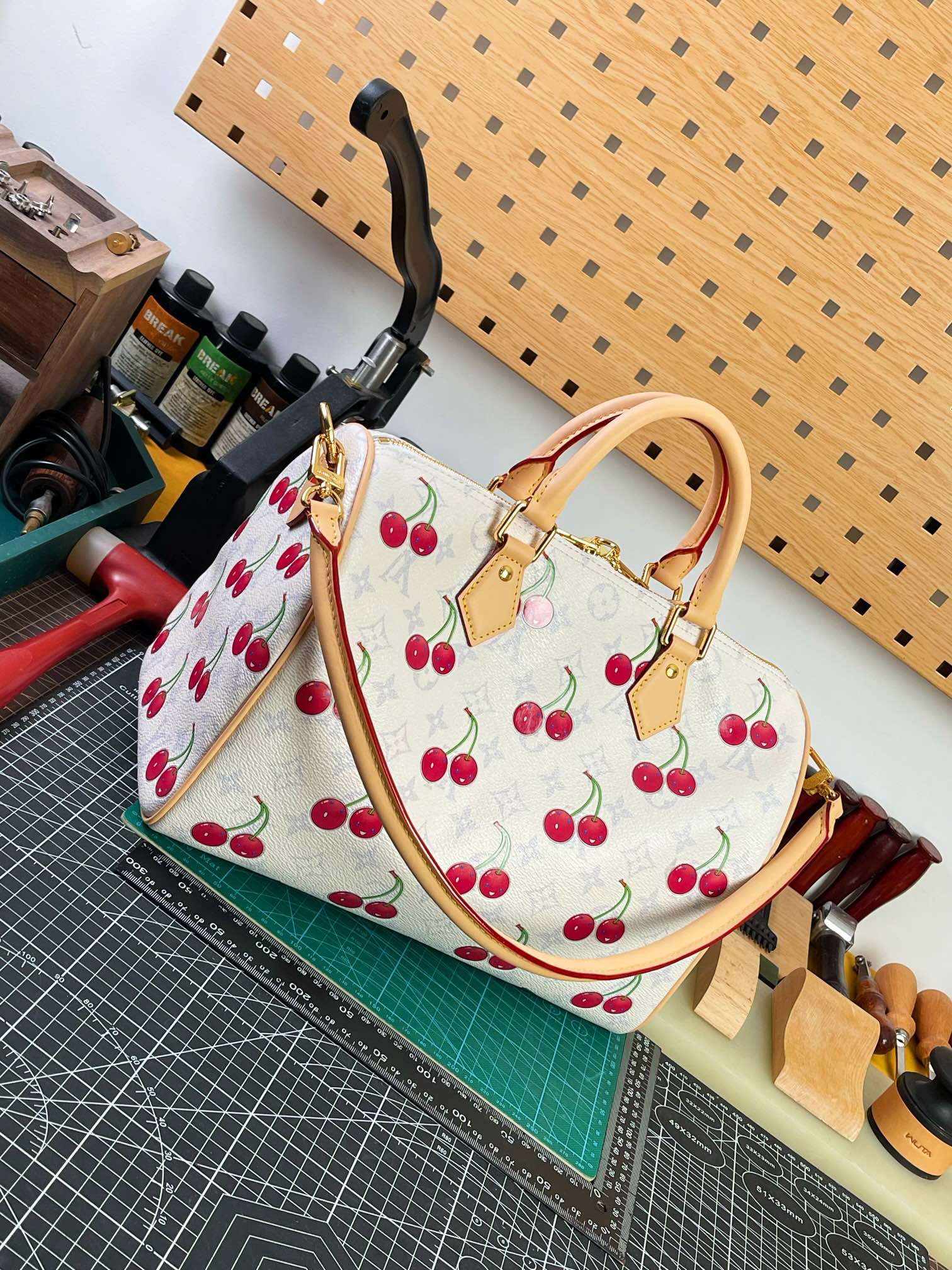 ルイヴィトン Speedy Soft 30 チェリープリント ピローショルダーバッグ ホワイト 詳細画像 2