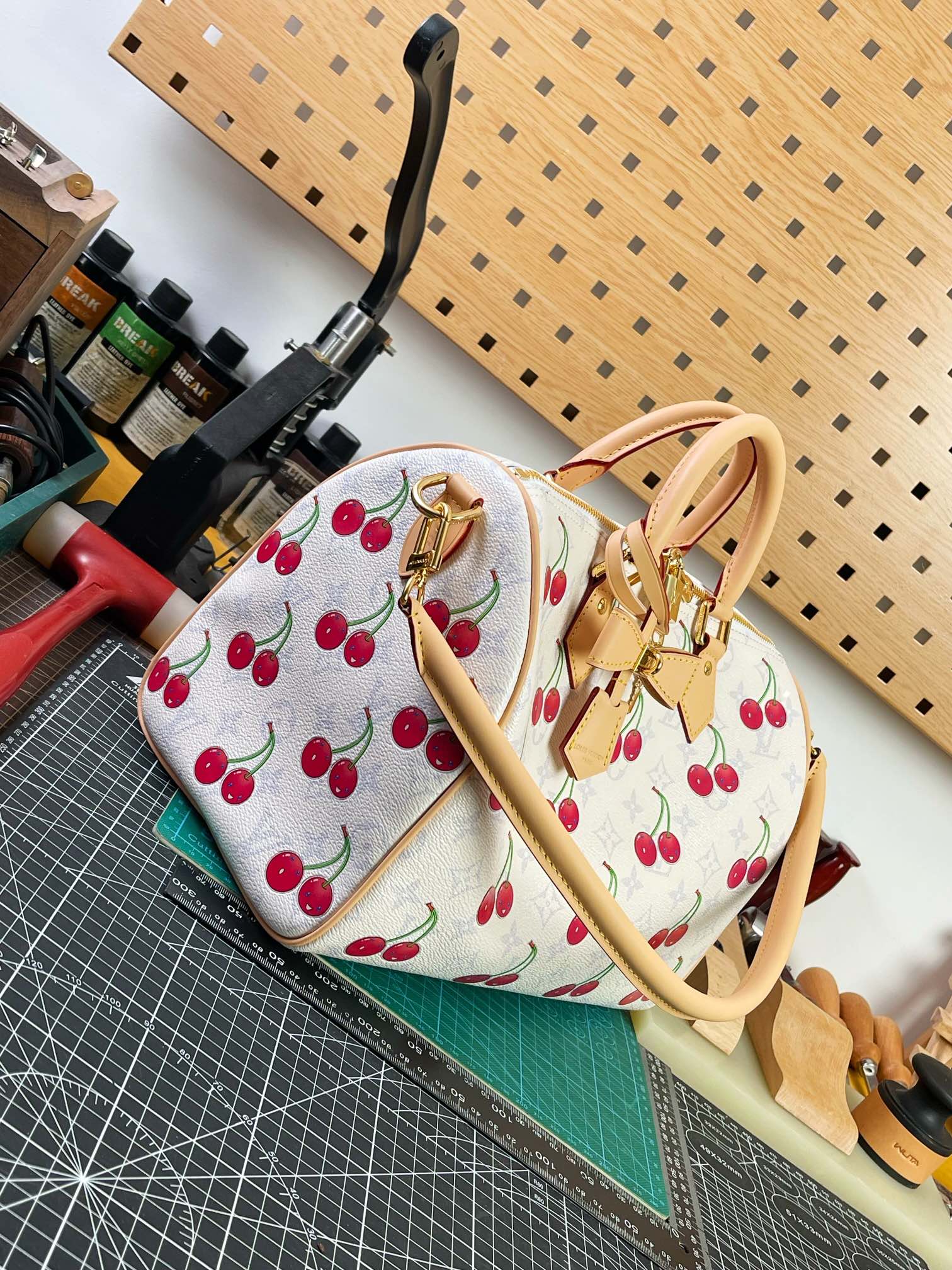ルイヴィトン Speedy Soft 30 チェリープリント ピローショルダーバッグ ホワイト 詳細画像 3