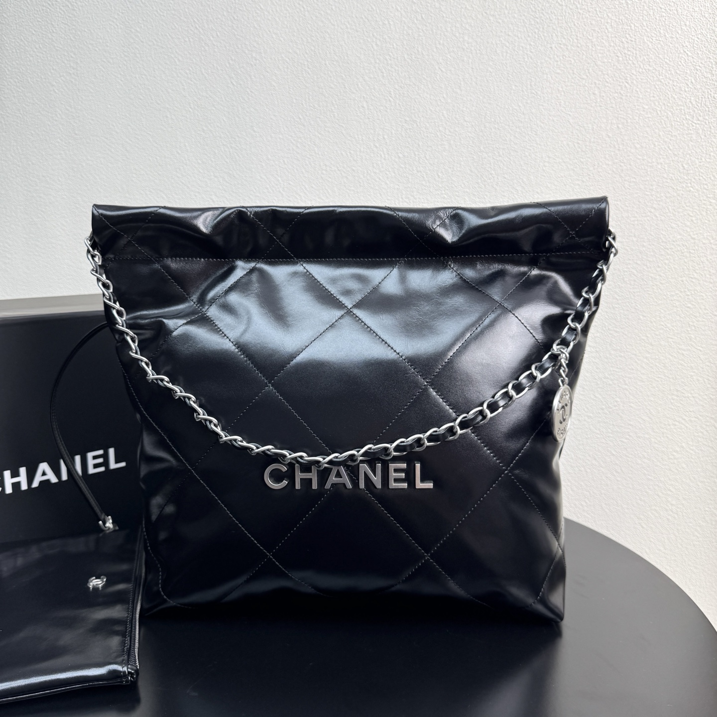 シャネル 22 ハンドバッグ チェーンショルダーバッグ ブラック シルバー金具 詳細画像 1